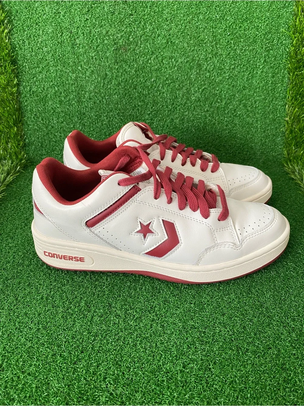 Converse Weapon Low Top Sneakers - White with Red Sz 9.5 Men’s  (Jul 026)